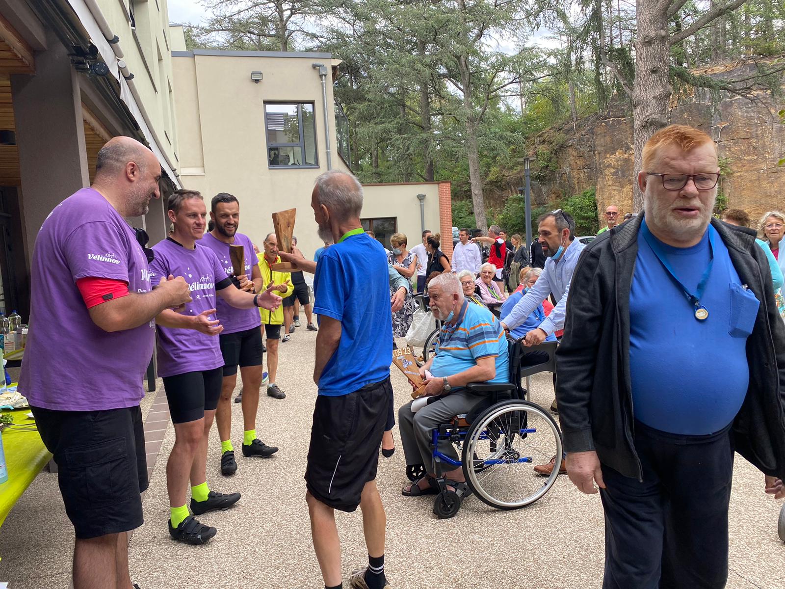 Remise de Trophées Vélinnov fait par les résidents de La Sarrazinière aux trois cyclistes 