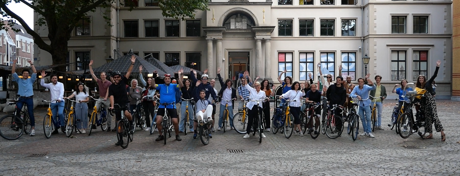 Départ des locaux de Tover avec nos cyclistes du jour.