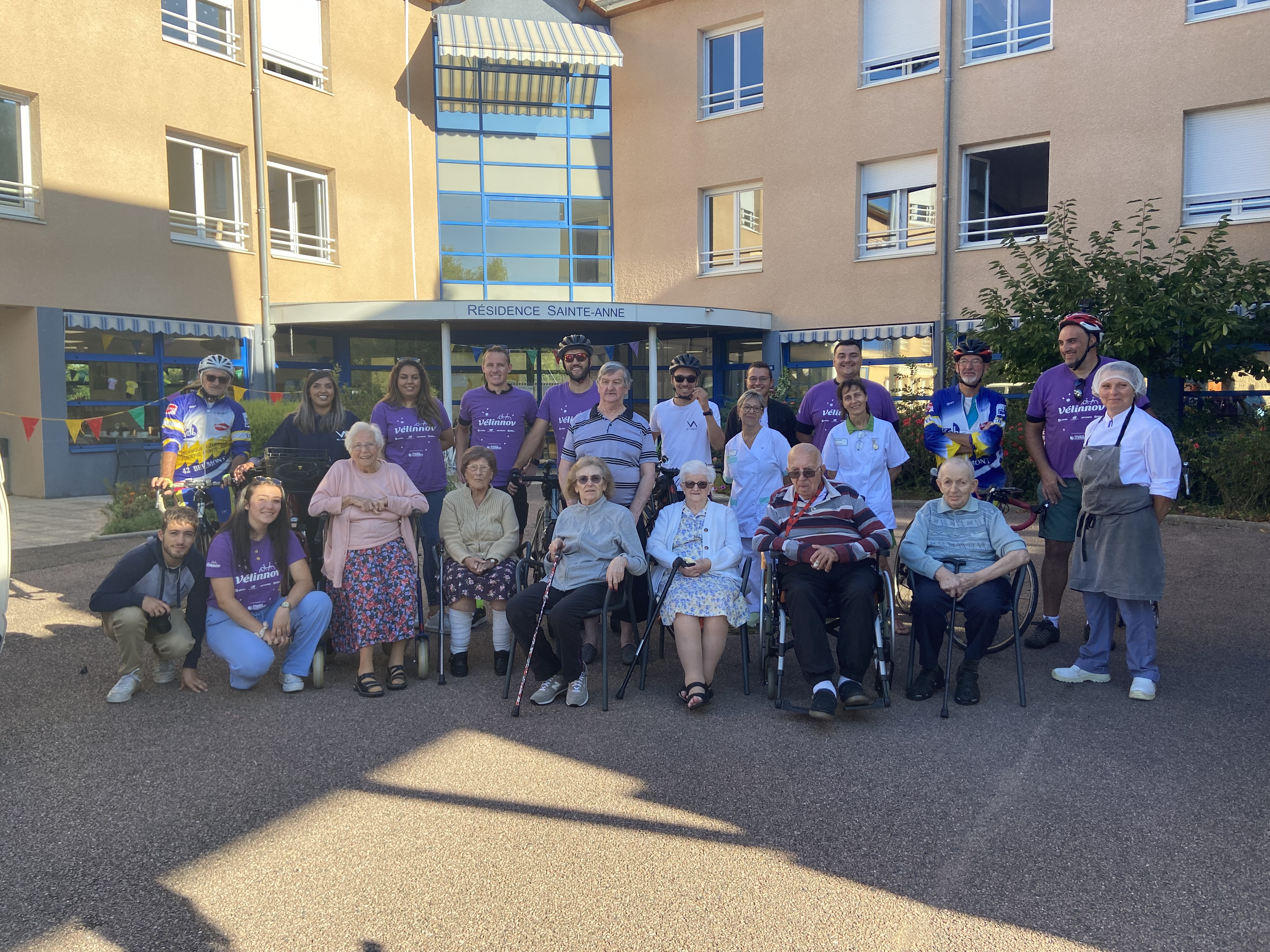 Photo de groupe avec l'équipe MJ INNOV, le Vélo Club Tourisme de Belmont et la Résidence Sainte Anne