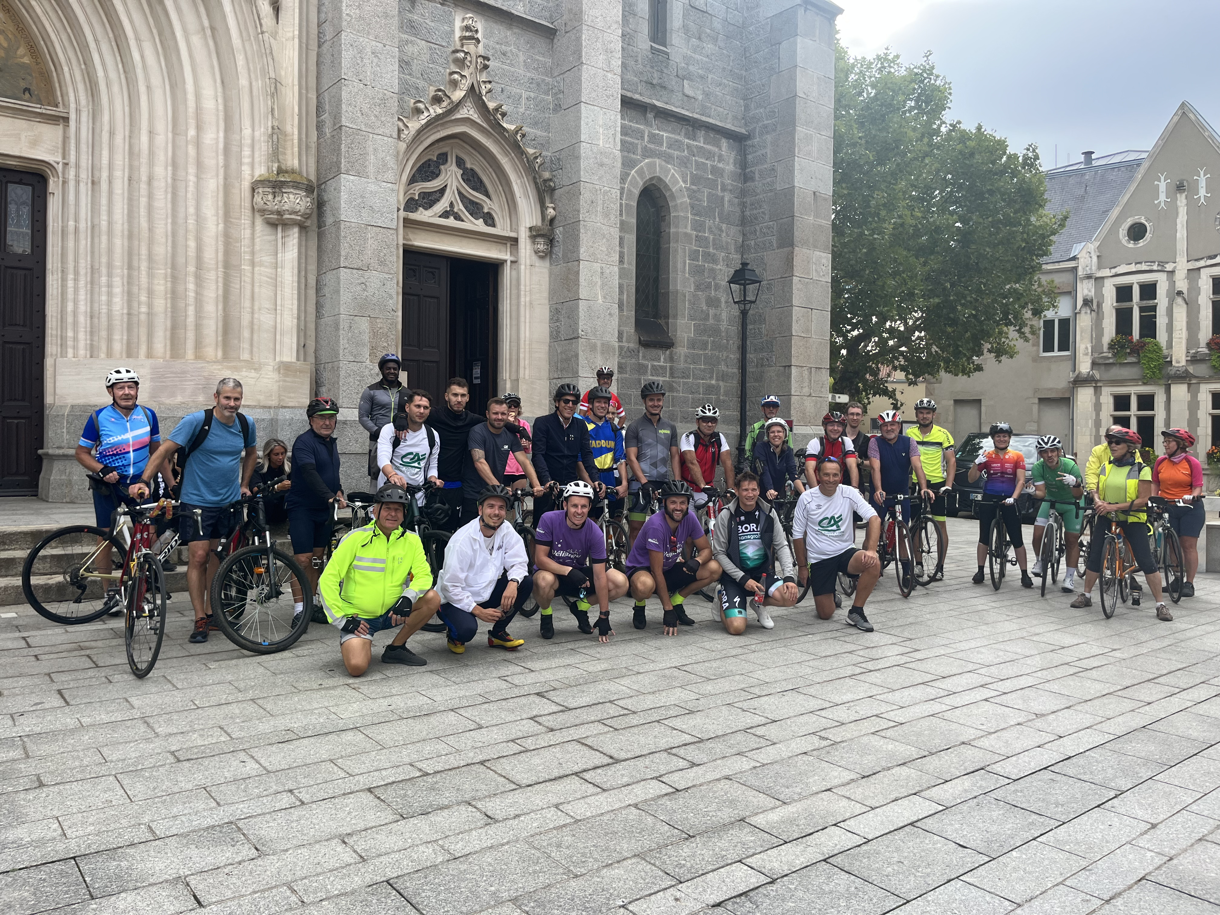 Photo de groupe des cyclistes Véinnov devant l'église de Saint Galmier