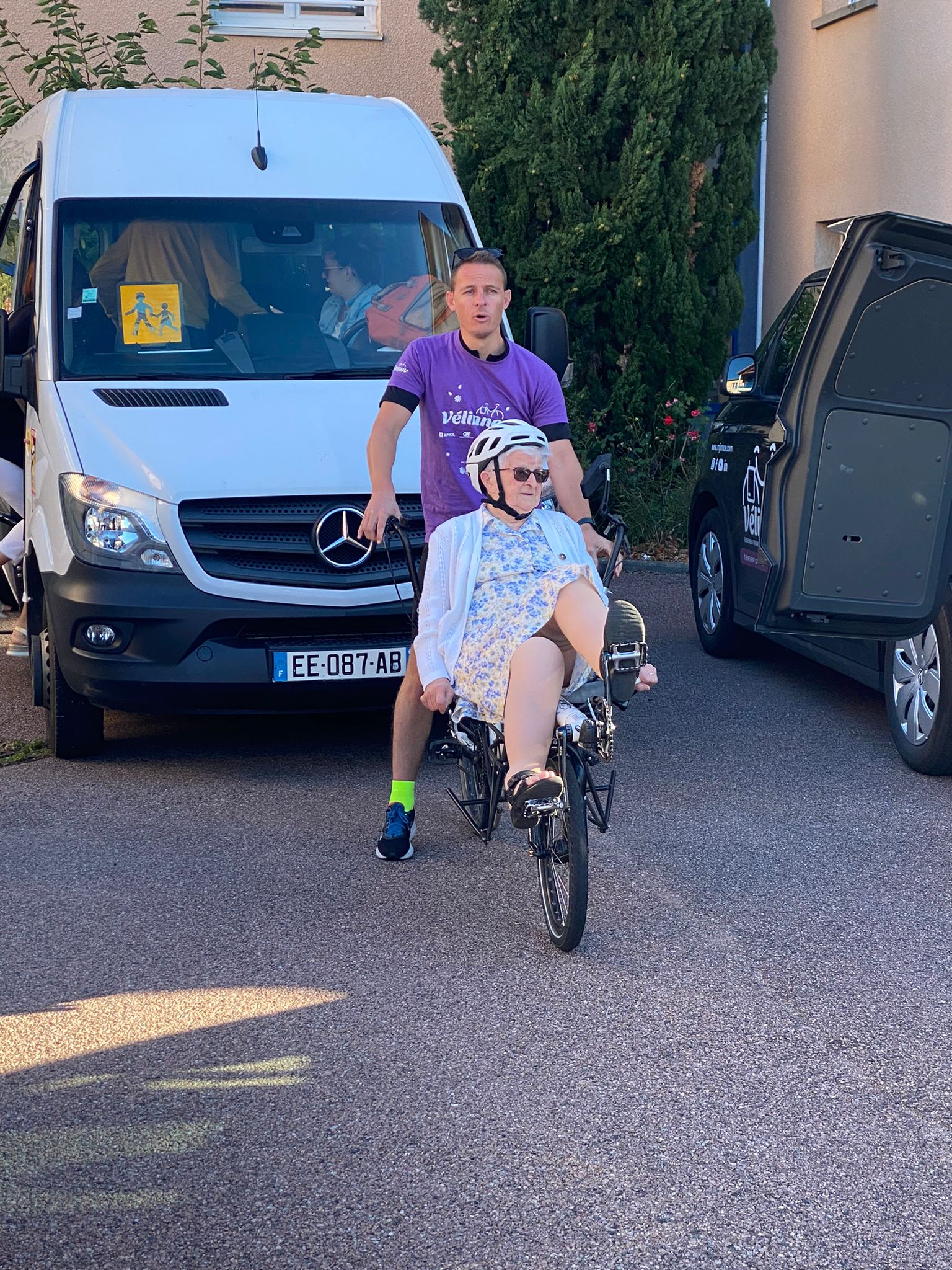 Une centenaire fait du vélo pour la première fois 